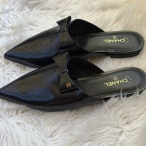 AUTHENTIC Brand New Chanel 25A  Crumpled Patent Calfskin Mules 37